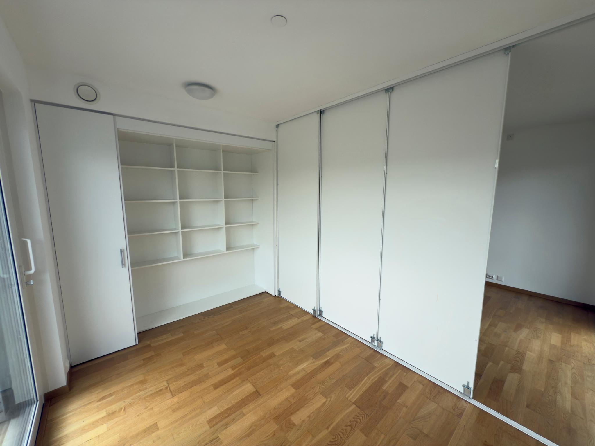 Praktisk oppbevaring i hyller og skap